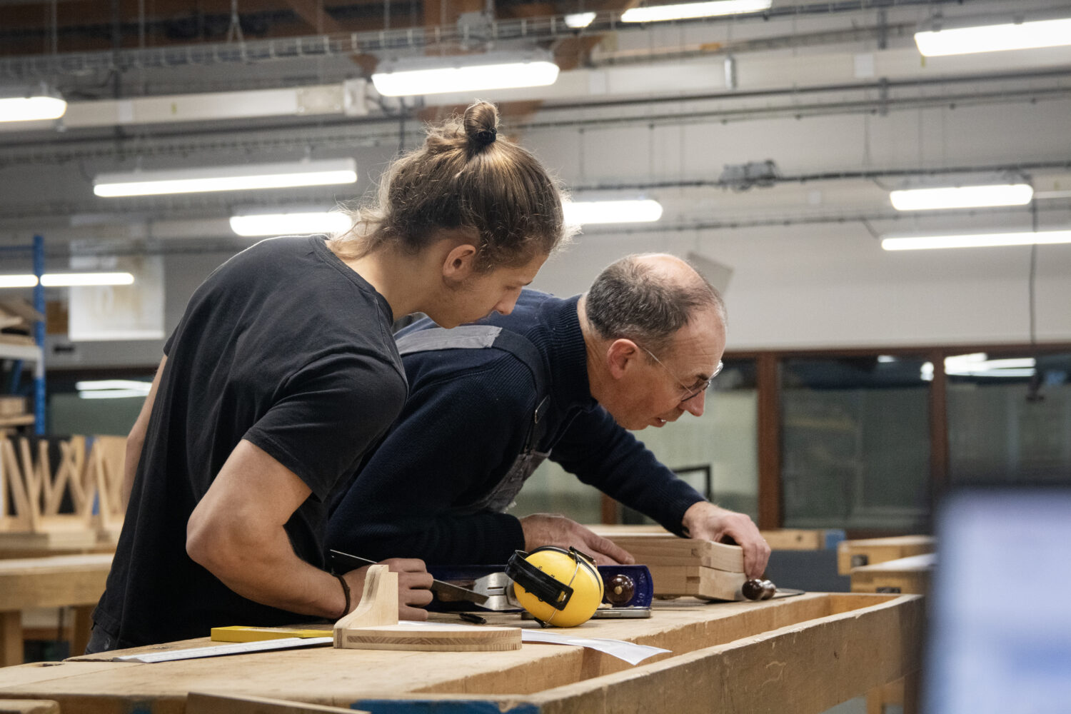 Pacôme, aidé de son professeur M. Delaporte, lors de la réalisation de sa chaise pliante pour le MAF 2025.