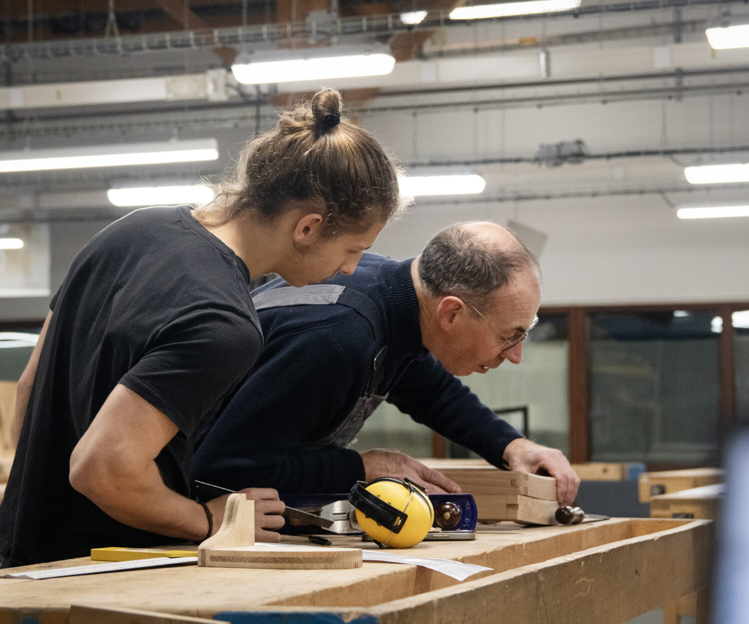 Pacôme, aidé de son professeur M. Delaporte, lors de la réalisation de sa chaise pliante pour le MAF 2025.